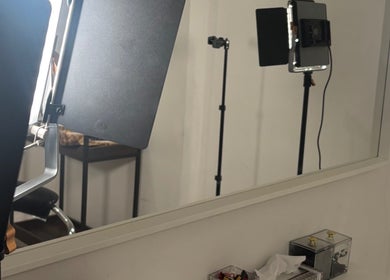 Lighting setup in Looks By Syna, Montréal, Québec, CA showcasing a modern beauty studio.
