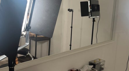 Lighting setup in Looks By Syna, Montréal, Québec, CA showcasing a modern beauty studio.