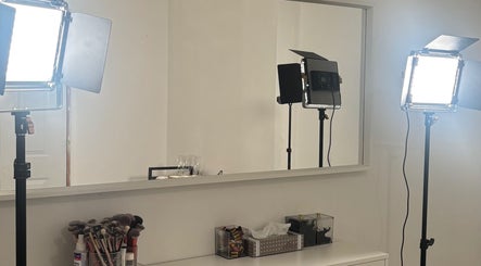 Makeup station with professional lighting at Looks By Syna, Montréal, Québec, CA.