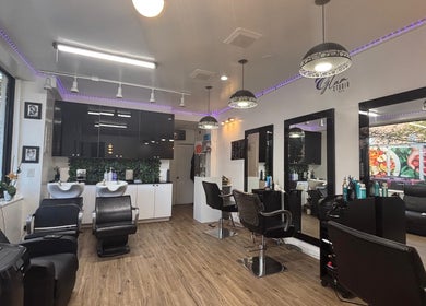 Interior moderno de Glam Studio NYC, New York, New York, US, con sillas de peluquería elegantes.