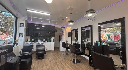 Interior moderno de Glam Studio NYC, New York, New York, US, con sillas de peluquería elegantes.