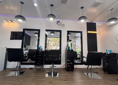 Interior moderno de Glam Studio NYC, situado en Nueva York, US, con espejos y estaciones de estilismo.