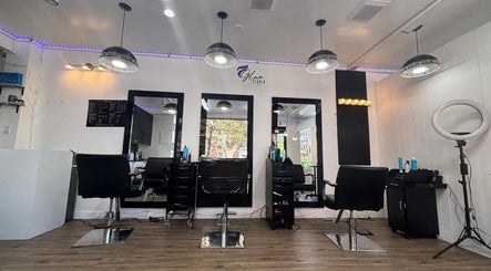 Interior moderno de Glam Studio NYC, situado en Nueva York, US, con espejos y estaciones de estilismo.
