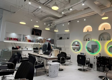 Alan Hair Salon 现代设计，位于多伦多安大略，展示明亮时尚的内部环境。