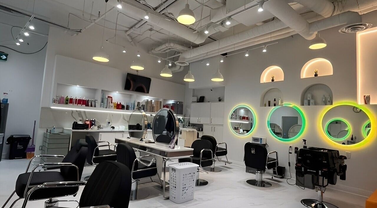 Alan Hair Salon 现代设计，位于多伦多安大略，展示明亮时尚的内部环境。