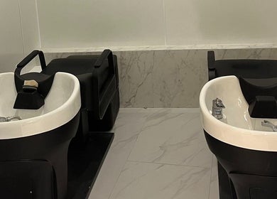 Alan Hair Salon 洗发盆，位于多伦多安大略，加拿大，为客户提供优雅的洗发体验。