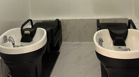 Alan Hair Salon 洗发盆，位于多伦多安大略，加拿大，为客户提供优雅的洗发体验。