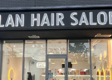 Alan Hair Salon 店面夜景，位于加拿大安大略省多伦多。