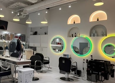 多伦多安大略Alan Hair Salon现代风格梳妆台，带有明亮的圆形灯光镜。
