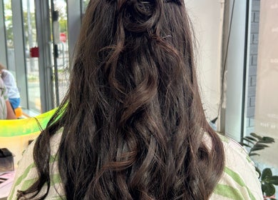 在多伦多安大略的Alan Hair Salon，展示华丽卷发的客户。