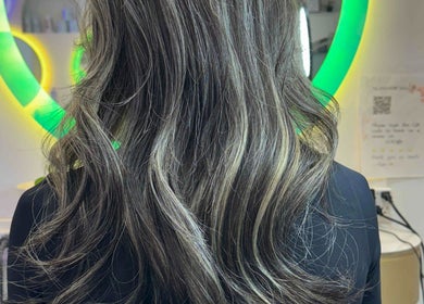 Alan Hair Salon位于Toronto, Ontario, CA，提供精致发型设计，图中展示了现代染发效果。