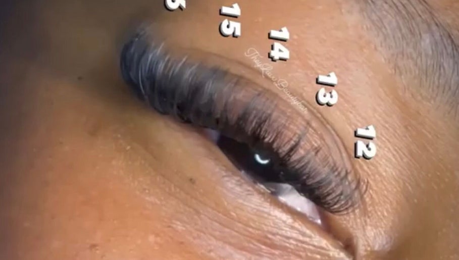 Close-up van wimperextensions bij Mrn beauty salon, Kralendijk, Bonaire, BQ, voor een verfijnde uitstraling.