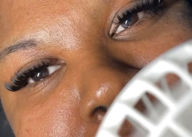 Close-up van wimperextensions bij Mrn beauty salon in Kralendijk, Bonaire, BQ.