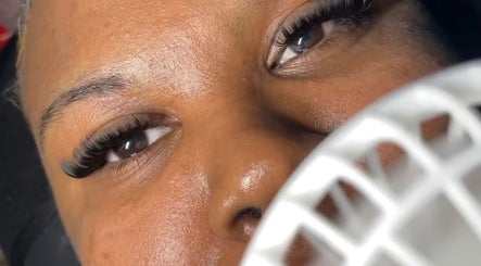 Close-up van wimperextensions bij Mrn beauty salon in Kralendijk, Bonaire, BQ.