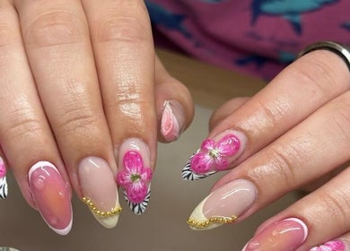 Intricate floral nail art by Nails by Jamie Holt in Halfway, England, GB showcasing stylish designs.