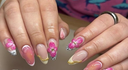 Intricate floral nail art by Nails by Jamie Holt in Halfway, England, GB showcasing stylish designs.
