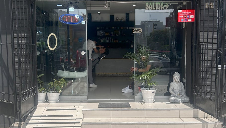 Entrada al salón Markus en Pueblo Libre, Provincia De Lima, PE, con decoración moderna y señal de abierto.