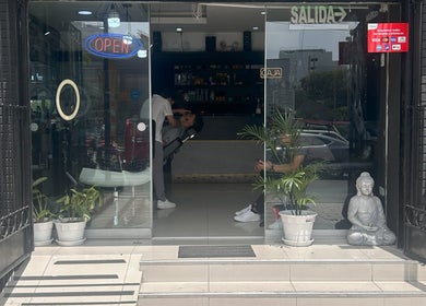 Entrada al salón Markus en Pueblo Libre, Provincia De Lima, PE, con decoración moderna y señal de abierto.