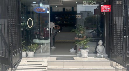 Entrada al salón Markus en Pueblo Libre, Provincia De Lima, PE, con decoración moderna y señal de abierto.