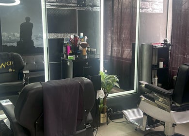 Interior moderno del salón Markus en Pueblo Libre, Provincia De Lima, PE con sillas elegantes y espejo iluminado.