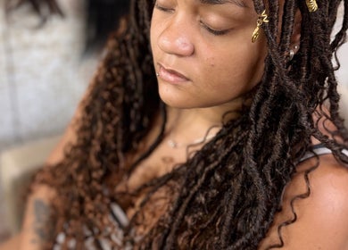 Mulher com tranças afro adornadas no Bellastrancas.oficial, Rio De Janeiro, Rio De Janeiro, BR.