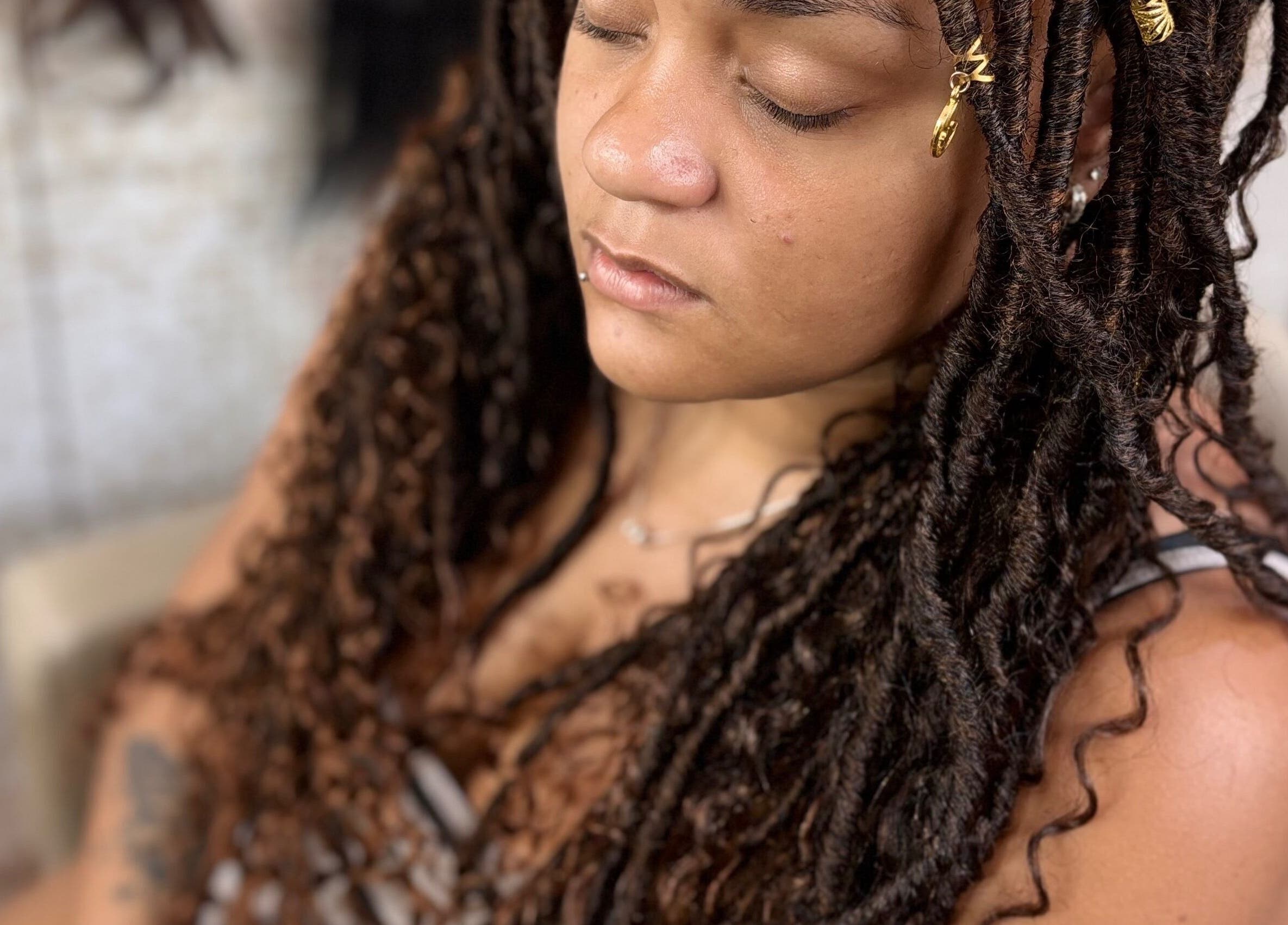 Mulher com tranças afro adornadas no Bellastrancas.oficial, Rio De Janeiro, Rio De Janeiro, BR.