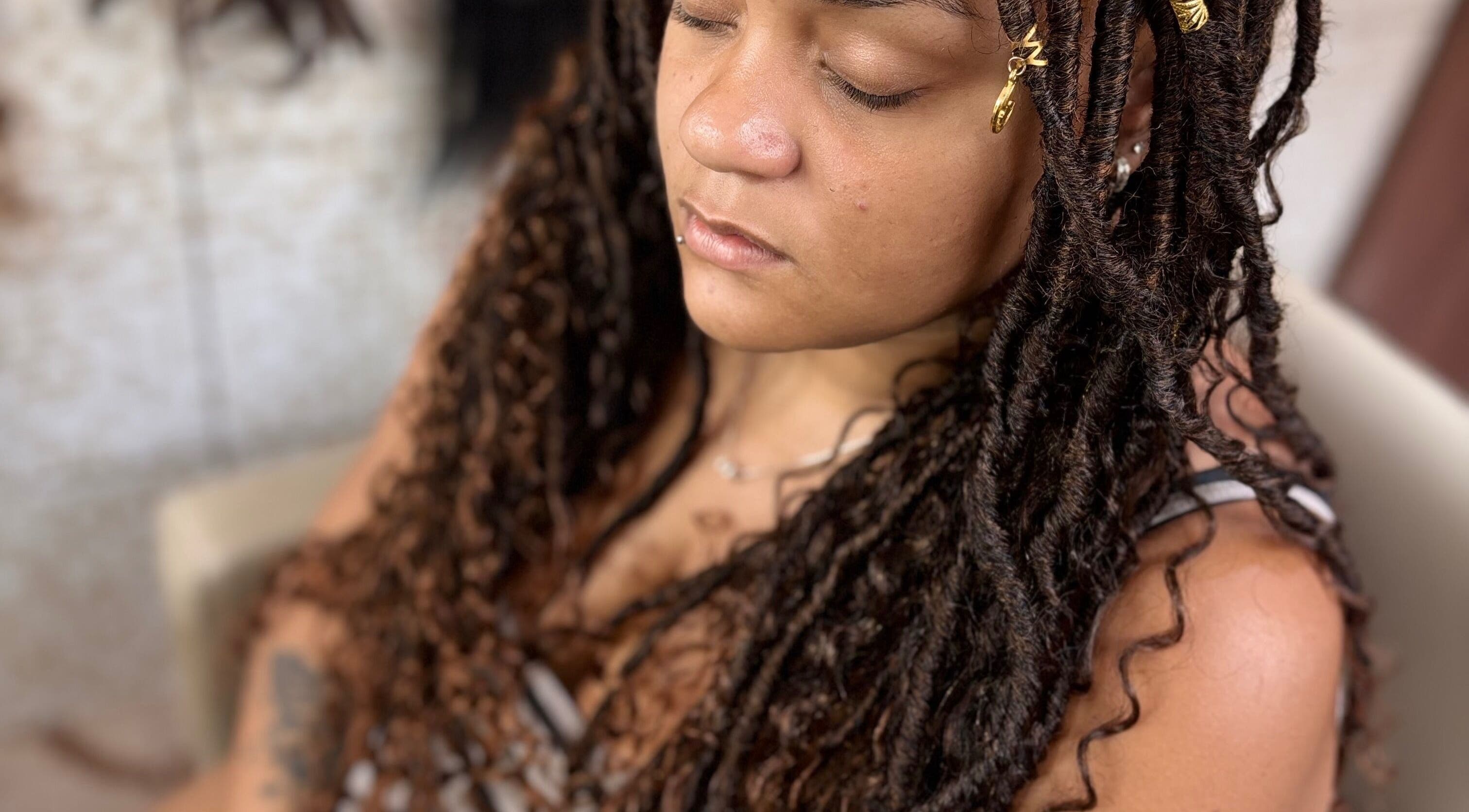Mulher com tranças afro adornadas no Bellastrancas.oficial, Rio De Janeiro, Rio De Janeiro, BR.