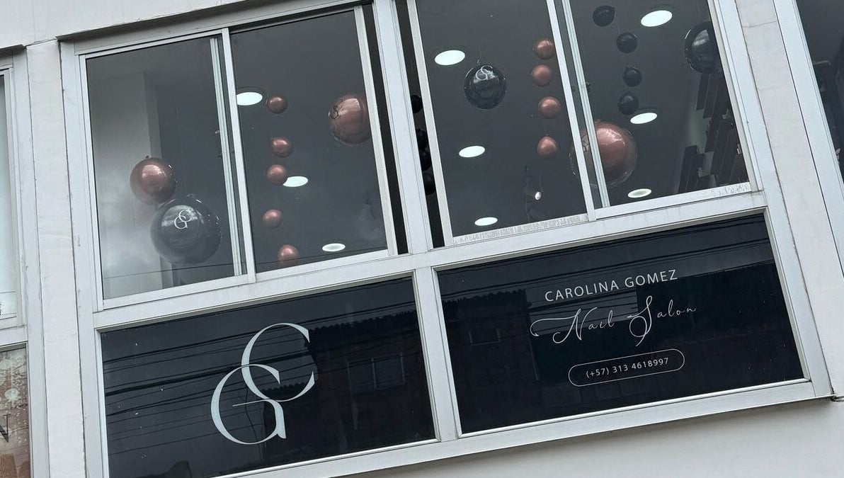 Frente del Carolina Gómez / Nail Salon con elegantes decoraciones. Ubicado en Guarne, Antioquia, CO.