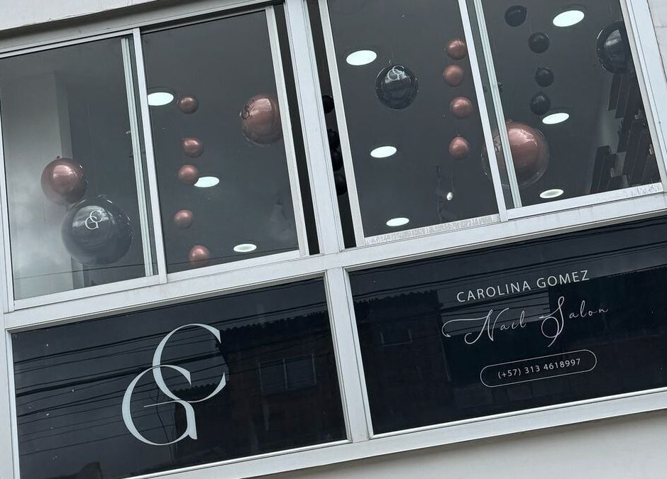 Frente del Carolina Gómez / Nail Salon con elegantes decoraciones. Ubicado en Guarne, Antioquia, CO.