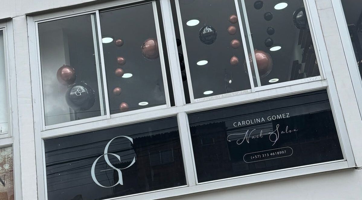 Frente del Carolina Gómez / Nail Salon con elegantes decoraciones. Ubicado en Guarne, Antioquia, CO.