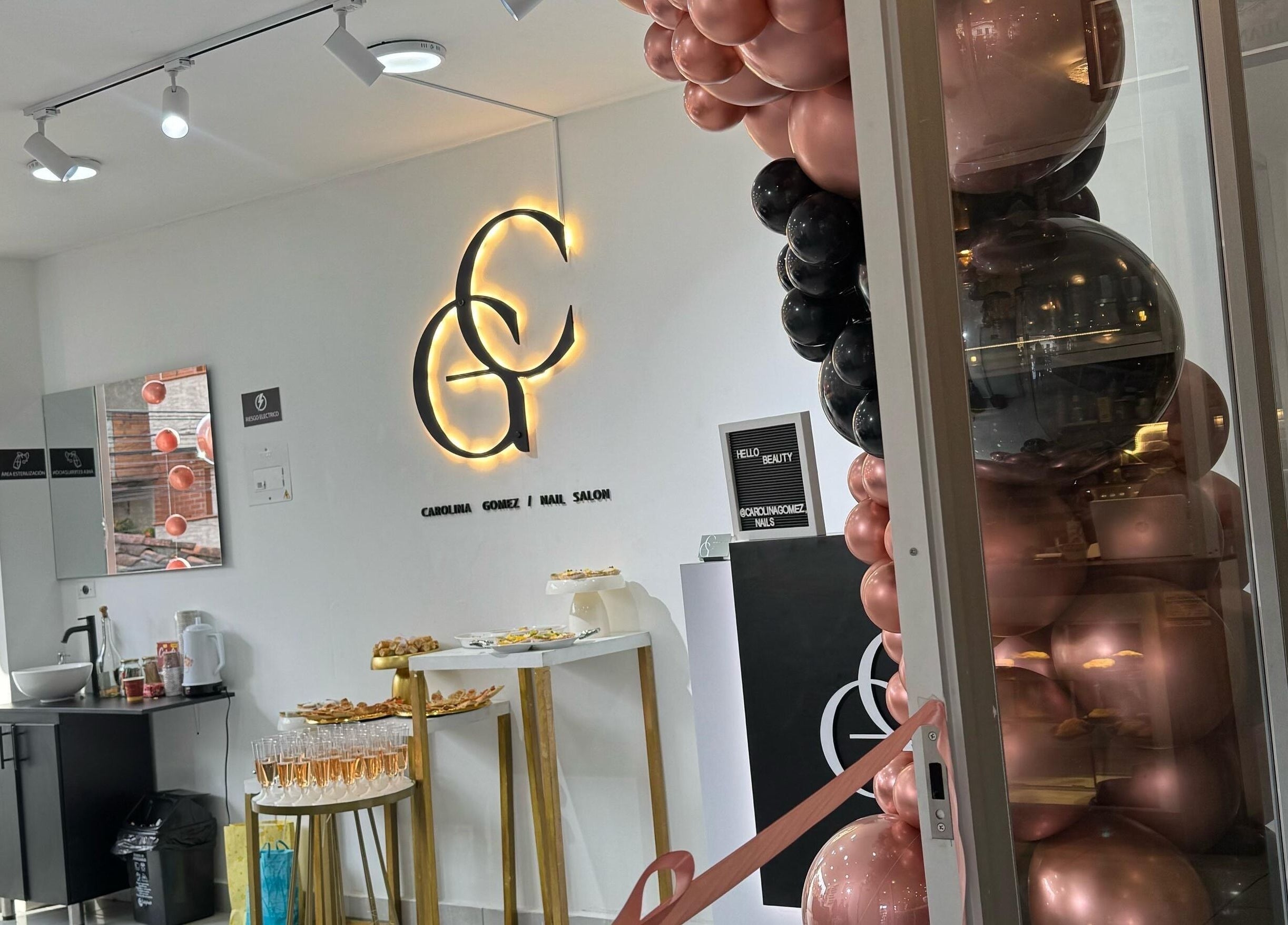 Interior elegante de Carolina Gómez / Nail Salon en Guarne, Antioquia, CO con decoraciones de lujo.