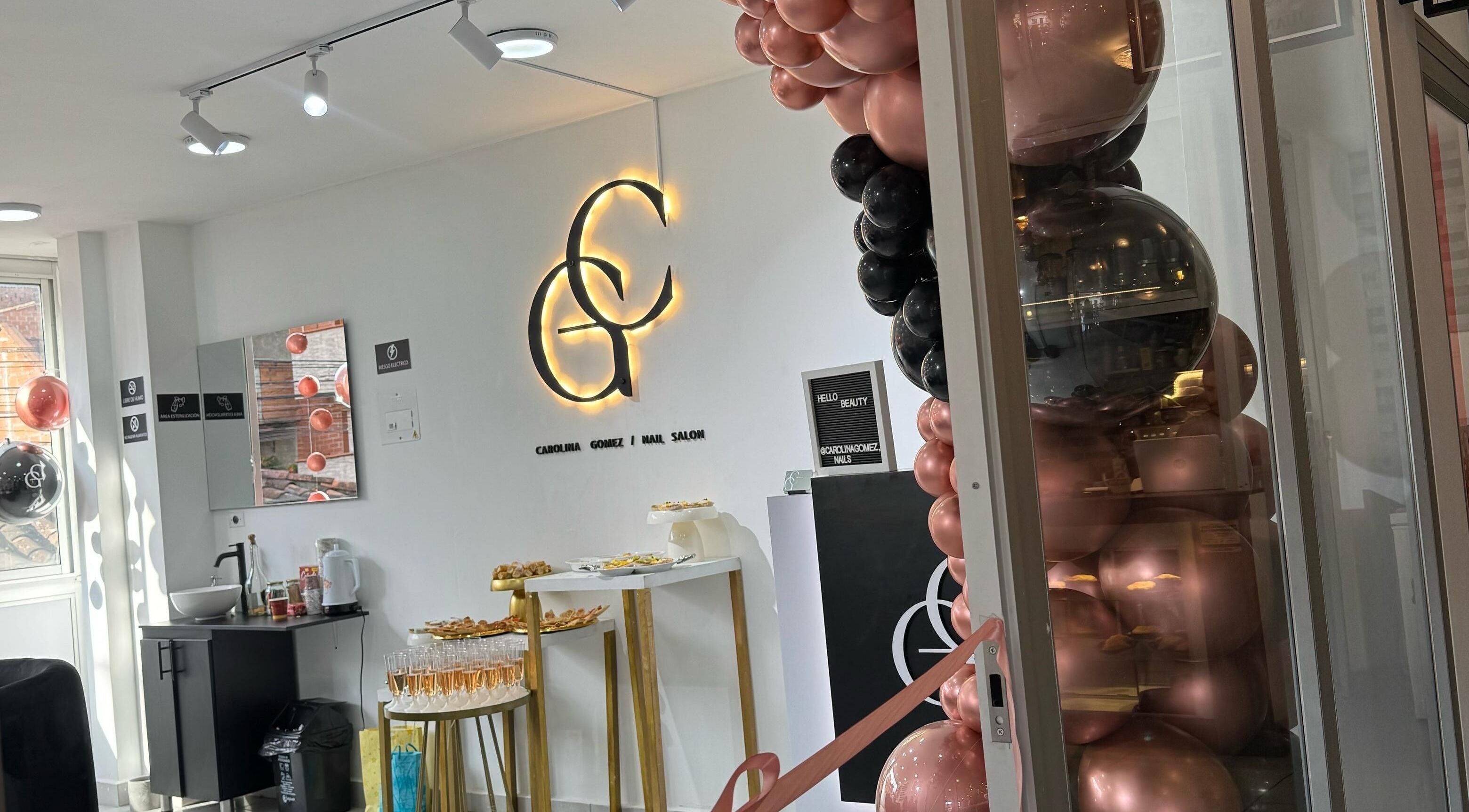 Interior elegante de Carolina Gómez / Nail Salon en Guarne, Antioquia, CO con decoraciones de lujo.
