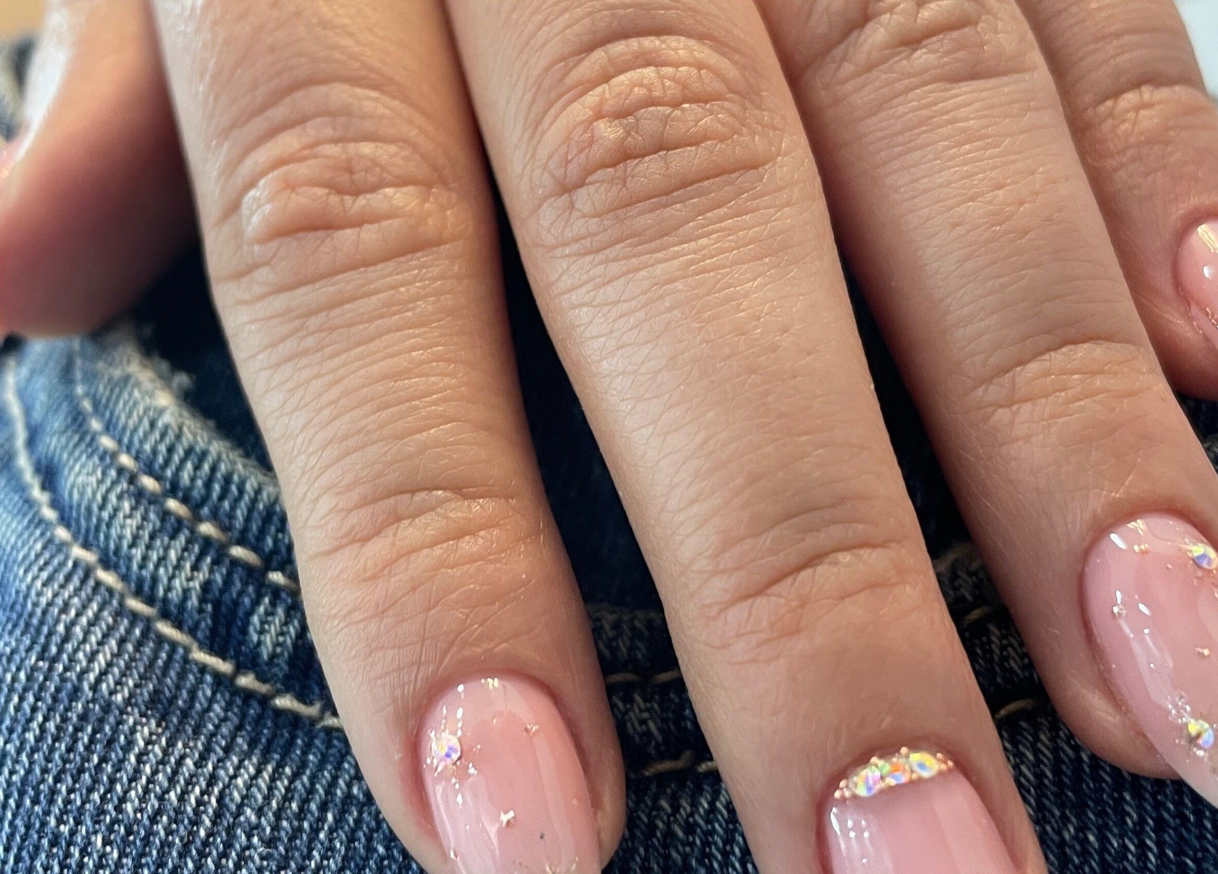 Uñas decoradas con gel rosado y brillantes en Carolina Gómez / Nail Salon, Guarne, Antioquia, CO.