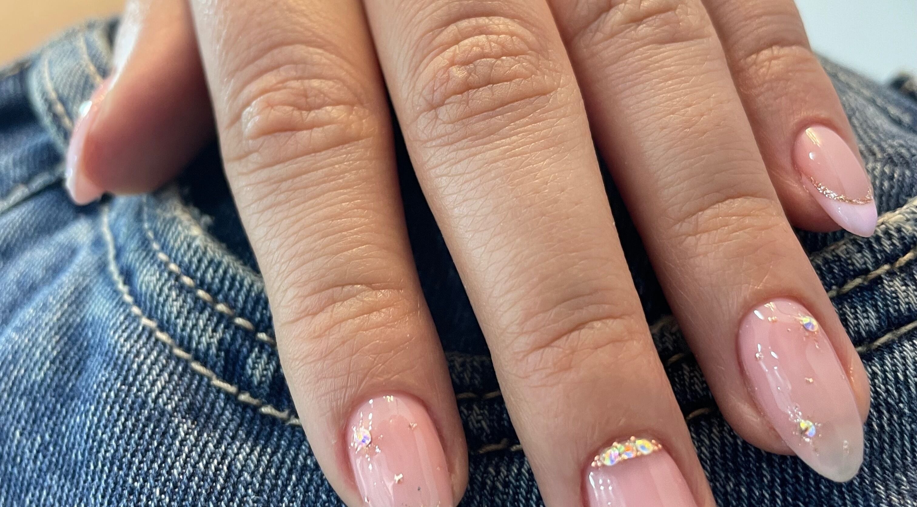 Uñas decoradas con gel rosado y brillantes en Carolina Gómez / Nail Salon, Guarne, Antioquia, CO.