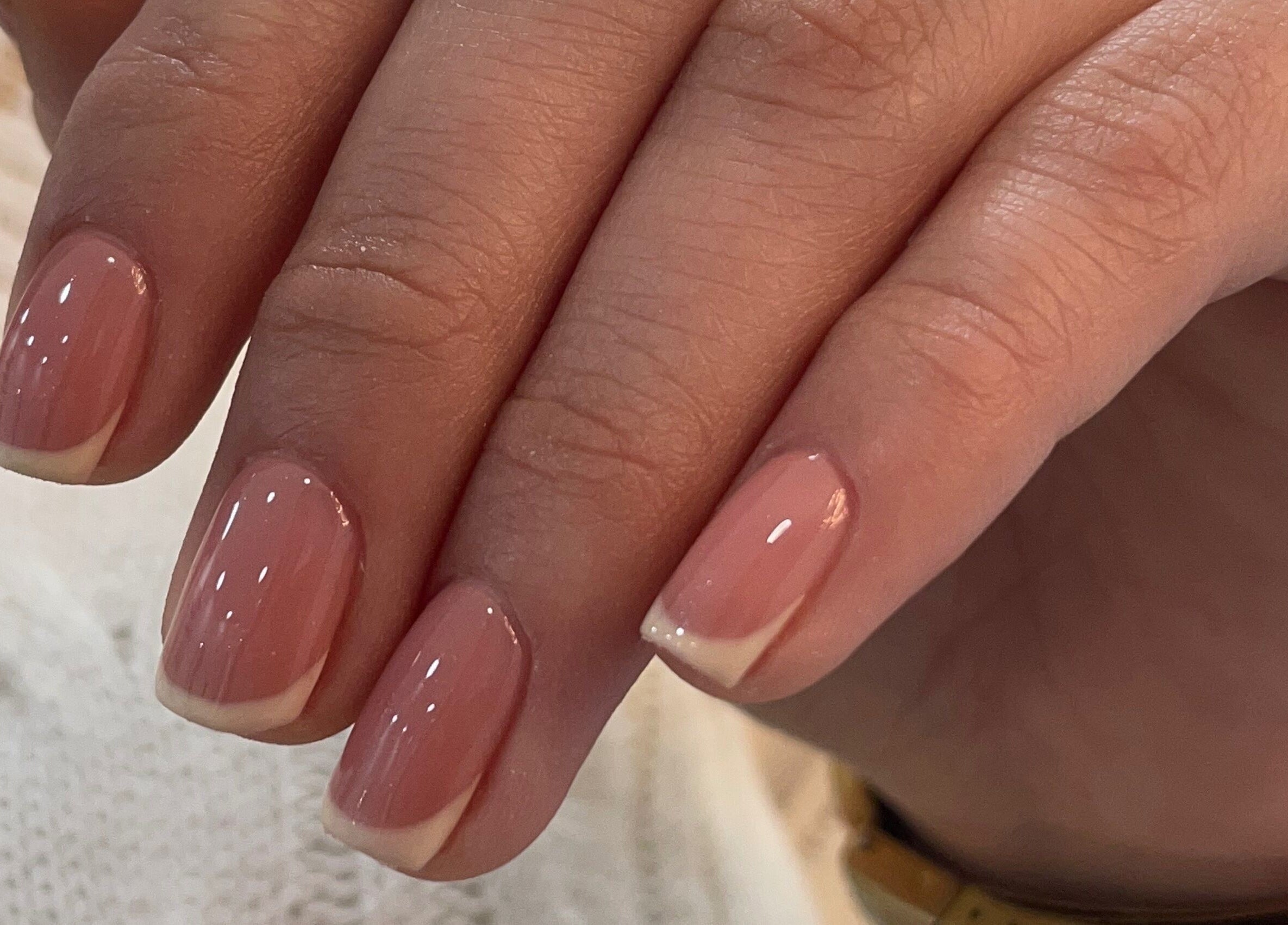 Manicura francesa en Carolina Gómez / Nail Salon, Guarne, Antioquia, CO, resaltando elegancia y cuidado.