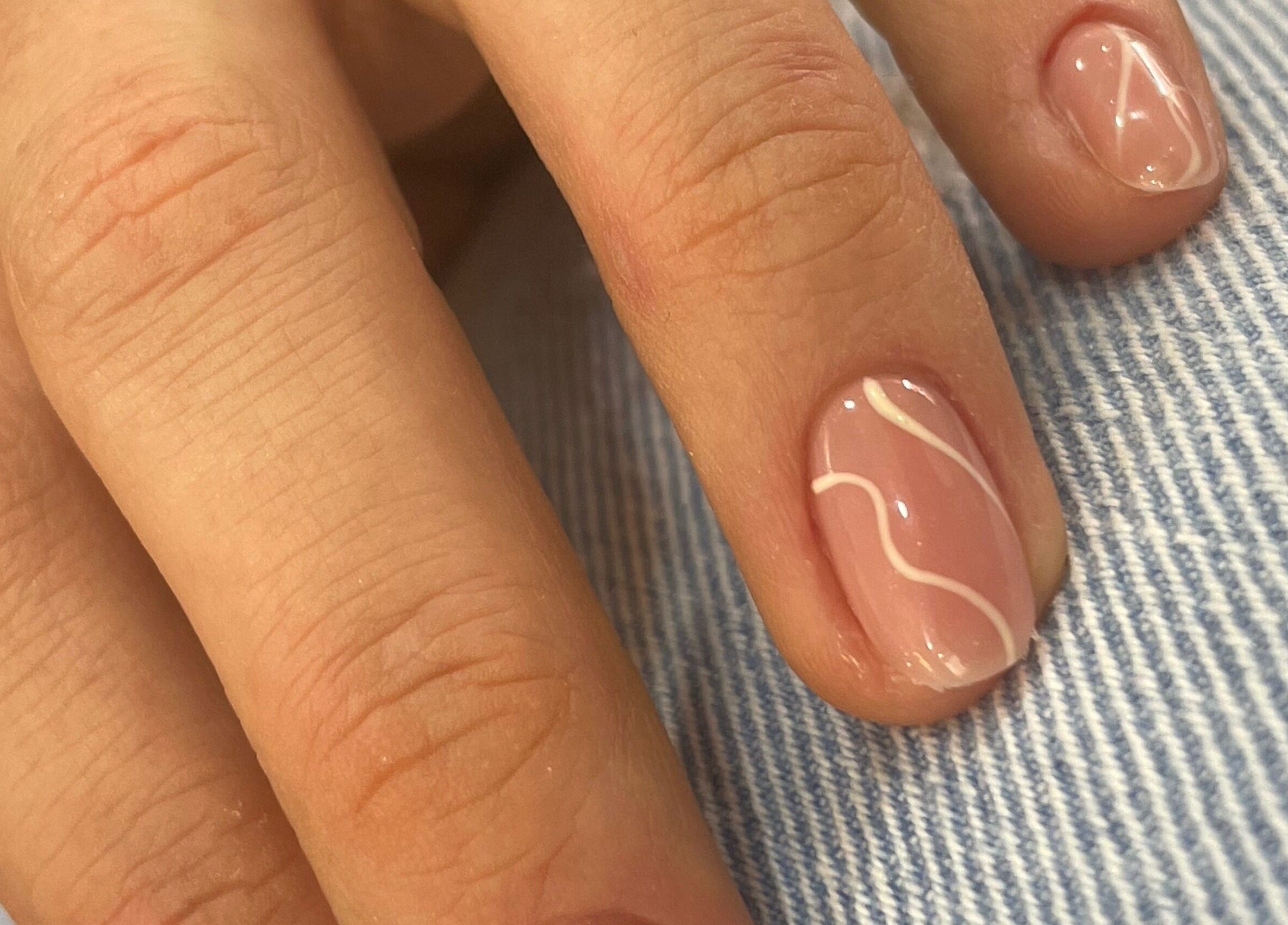 Uñas decoradas con diseño minimalista en Carolina Gómez / Nail Salon, Guarne, Antioquia, CO.