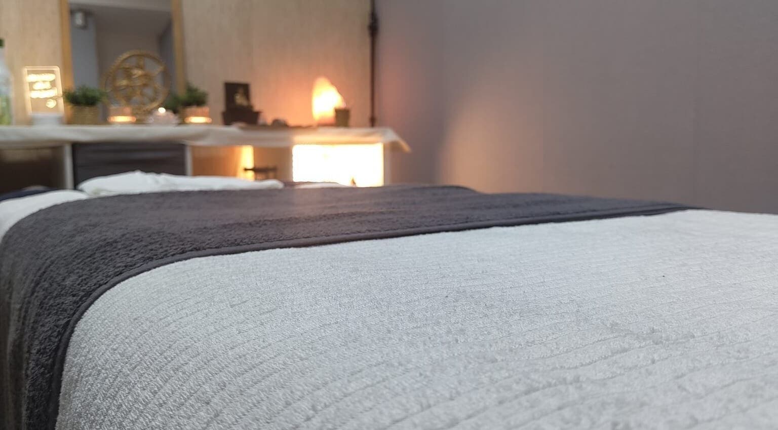 Cama de massagem no espaço Tânia Portela em Sacavém, Lisboa, PT, com decoração suave e iluminação quente.