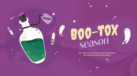 Campaña 'Boo-Tox' en Sea Wellness (Mexicali), Mexicali, Baja California, MX. Fondo púrpura con frasco y jeringa.