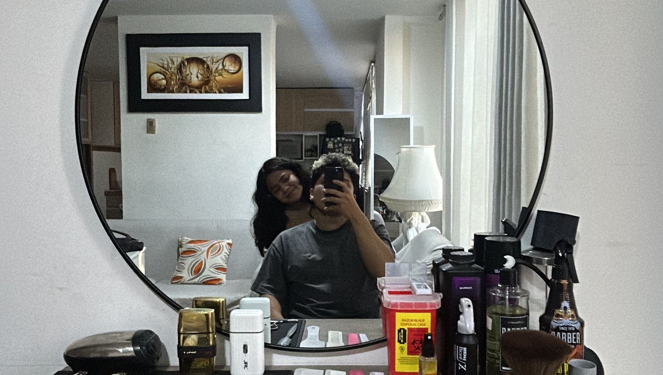 Espejo en salón de belleza TASTE, San Juan De Lurigancho, PE. Decoración moderna con productos de salón.