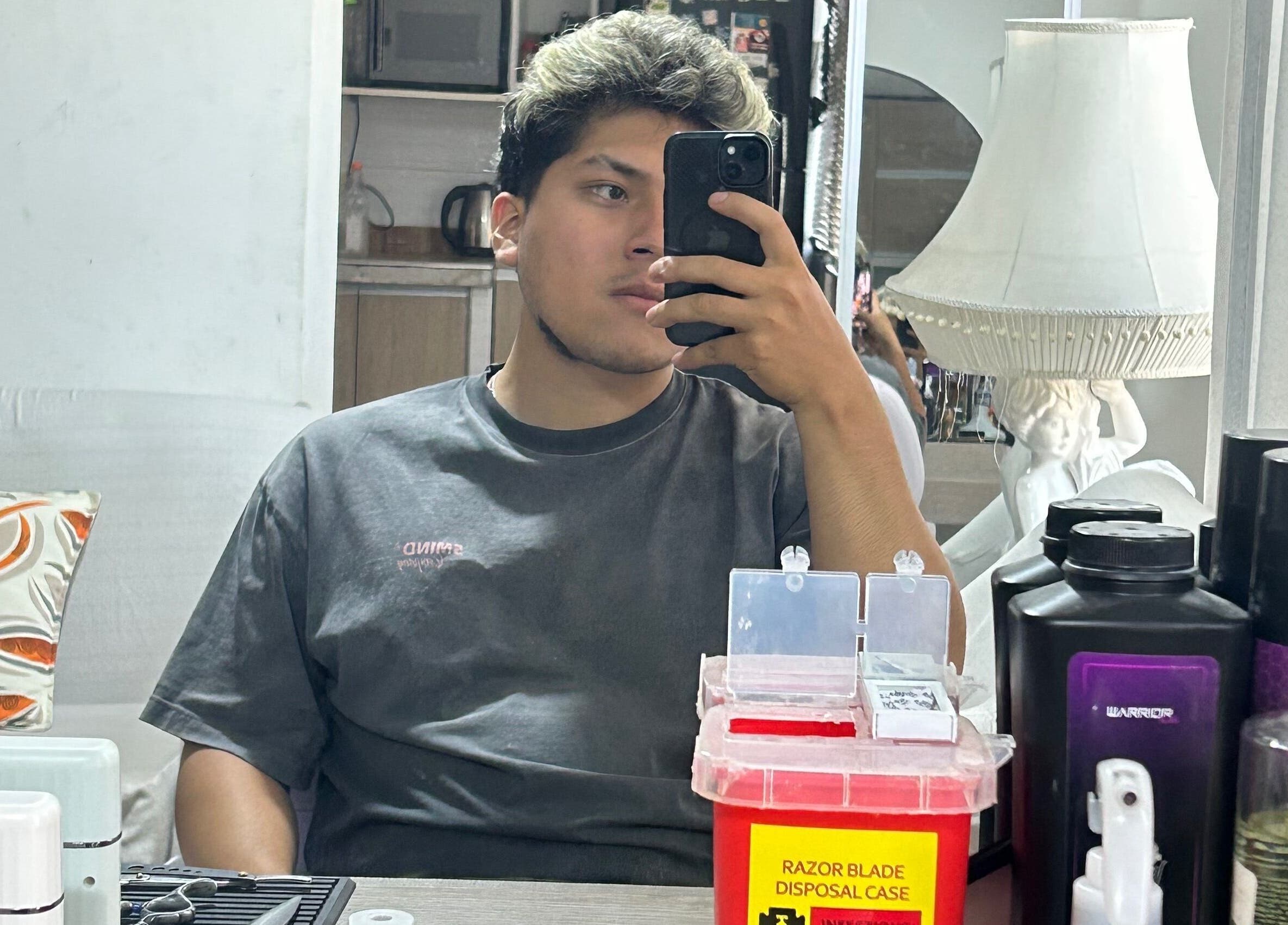 Salón TASTE en San Juan De Lurigancho, ambiente moderno con espejos y productos de cuidado personal.