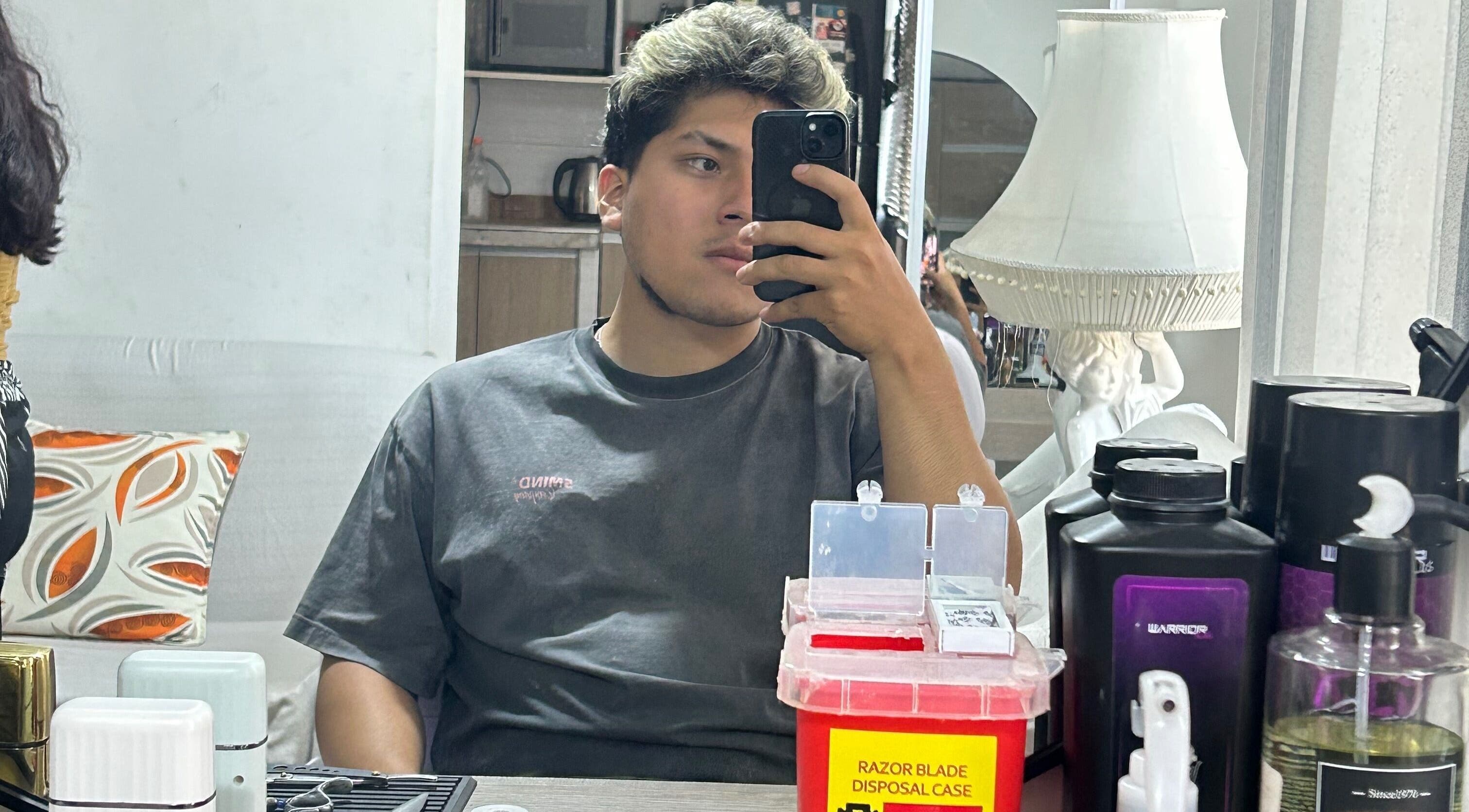 Salón TASTE en San Juan De Lurigancho, ambiente moderno con espejos y productos de cuidado personal.