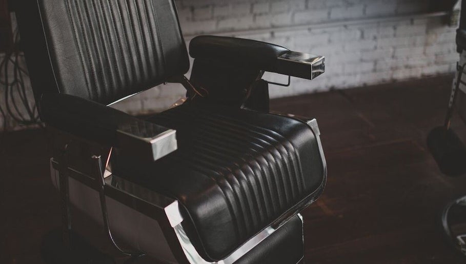 Classic barber chair at Franceez.Barber, Liepāja, LV, offering premium grooming services.
