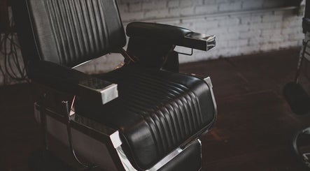 Classic barber chair at Franceez.Barber, Liepāja, LV, offering premium grooming services.