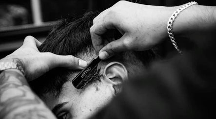 Expert barber using razor for precise haircut at Franceez.Barber in Liepāja, LV.