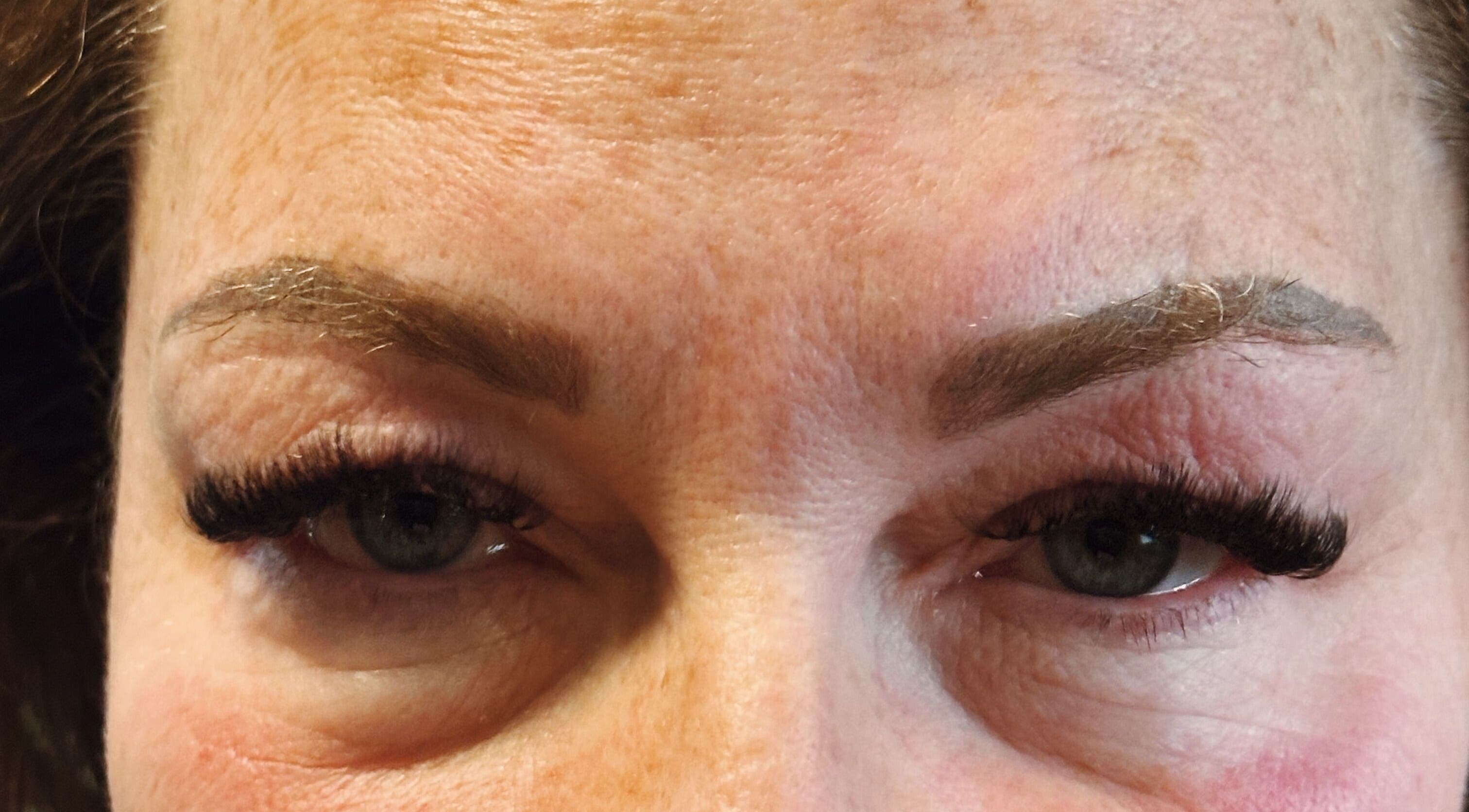 Close-up of expertly applied lashes at Dora’s Lashes, Mascouche, Québec, CA, showcasing beautiful lash extensions.