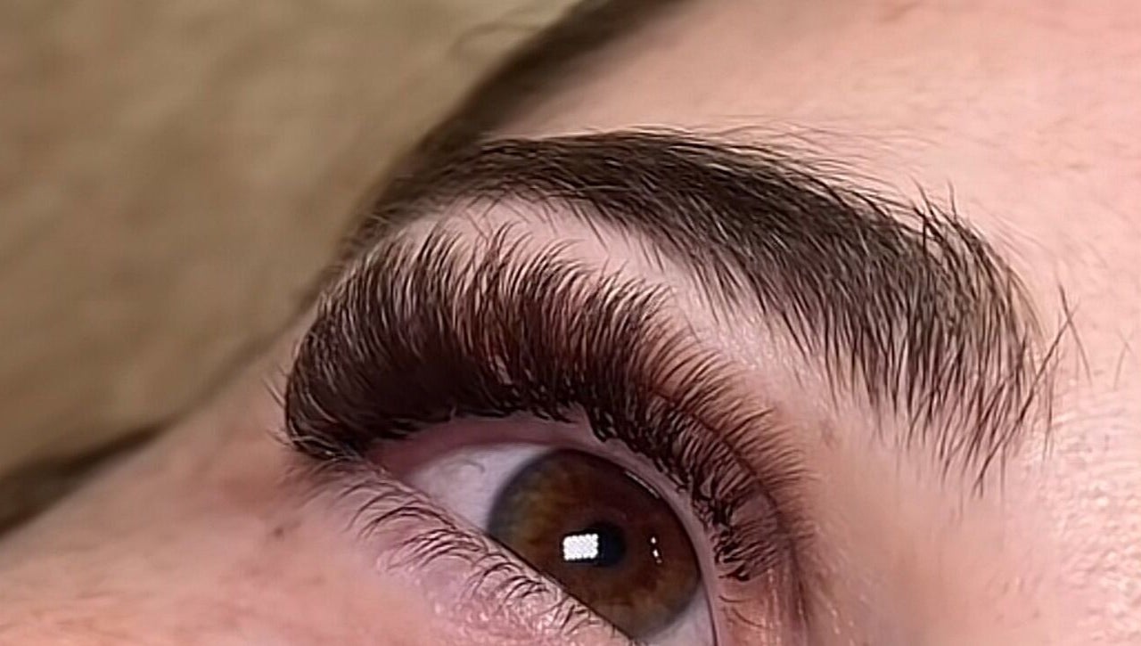 Close-up of expertly styled lashes at Dora’s Lashes in Mascouche, Québec, CA.