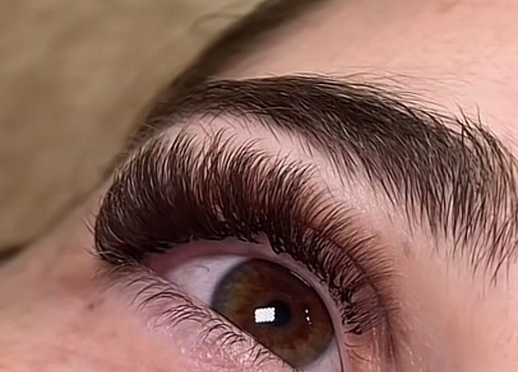 Close-up of expertly styled lashes at Dora’s Lashes in Mascouche, Québec, CA.