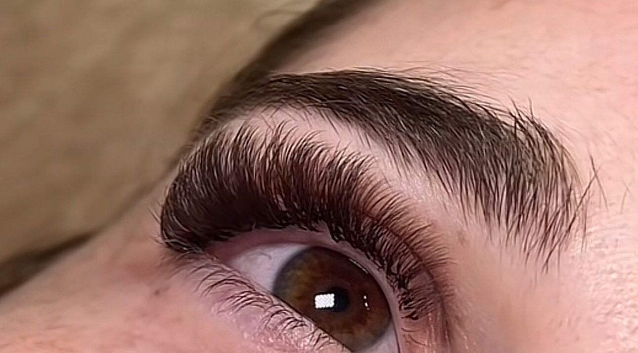 Close-up of expertly styled lashes at Dora’s Lashes in Mascouche, Québec, CA.