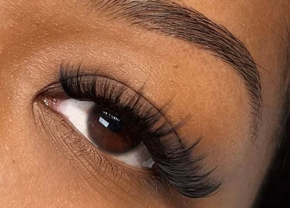 Close-up of expertly styled lashes at Dora’s Lashes, Mascouche, Québec, CA offering premium beauty services.