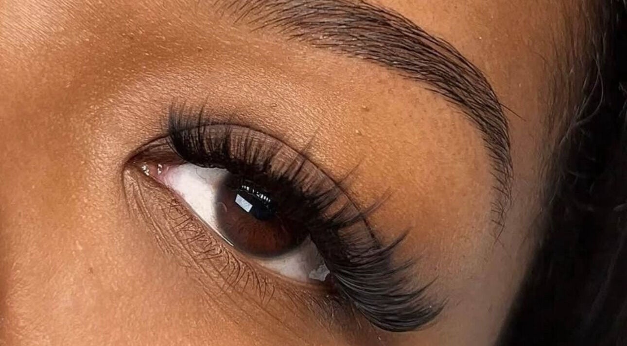 Close-up of expertly styled lashes at Dora’s Lashes, Mascouche, Québec, CA offering premium beauty services.